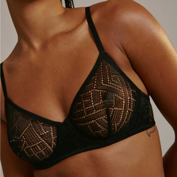 Gorgeous black lace bra - Picture 1 of 5